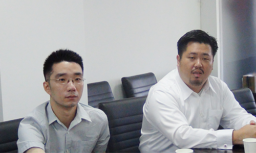 新加坡資訊通信發(fā)展管理局中國區(qū)司長、新加坡駐上?？傤I(lǐng)事館信息產(chǎn)業(yè)處領(lǐng)事莊慶維（右）