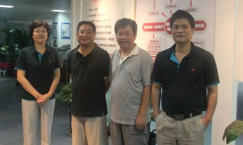 右一國脈互聯(lián)董事長楊冰之，右二中科院研究生院教授呂本富， 左一國脈互聯(lián)總經(jīng)理鄭愛軍，左二互聯(lián)網(wǎng)研究專家王俊秀