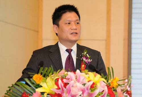 國脈集團(tuán)董事長楊冰之在第二屆全國政務(wù)服務(wù)論壇塈政務(wù)服務(wù)國際博覽會上做“政務(wù)大數(shù)據(jù)發(fā)展階段與挑戰(zhàn)”主題演講