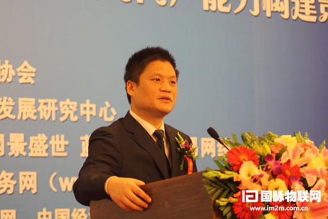 國脈信息化發(fā)展研究中心主任、首席研究員楊冰之以《智慧企業(yè)-大型企業(yè)網(wǎng)絡(luò)轉(zhuǎn)型戰(zhàn)略》為題作了主題發(fā)言