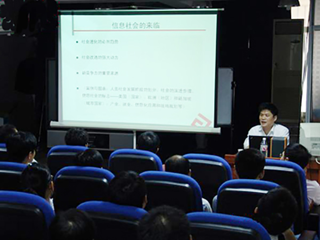 國(guó)脈信息化發(fā)展研究中心主任、浙江大學(xué)客座教授楊冰之應(yīng)邀赴南華大學(xué)，為該校計(jì)算機(jī)科學(xué)與技術(shù)學(xué)院師生做了題為“網(wǎng)絡(luò)與信息化建設(shè)人才需求”的學(xué)術(shù)講座