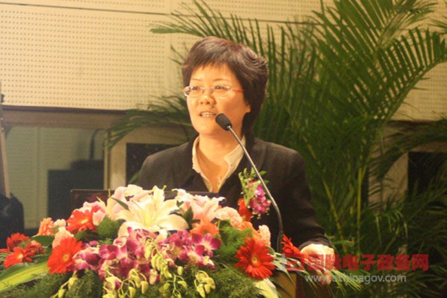 鄭愛軍女士在“2012中國智慧政府發(fā)展年會”演講