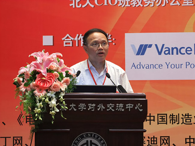 賴茂生教授以 “數(shù)字城市研究中的信息資源整合問(wèn)題”為切入點(diǎn)闡述了自己的觀點(diǎn)