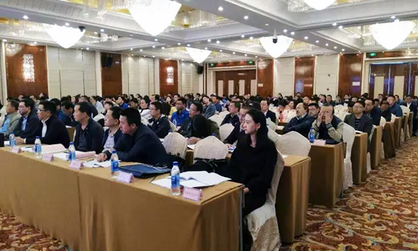 來(lái)自青海省各委辦廳局及各市（州）、區(qū)縣政府分管電子政務(wù)領(lǐng)導(dǎo)200余人參加“青海省政府信息與政務(wù)公開(kāi)培訓(xùn)暨互聯(lián)網(wǎng)+政務(wù)服務(wù)研討會(huì)”。