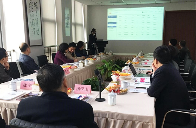 工信部原副部長(zhǎng)楊學(xué)山聽(tīng)取國(guó)脈海洋副總經(jīng)理王路燕對(duì)國(guó)脈“數(shù)據(jù)基因系統(tǒng)”的整體介紹和現(xiàn)場(chǎng)操作演示