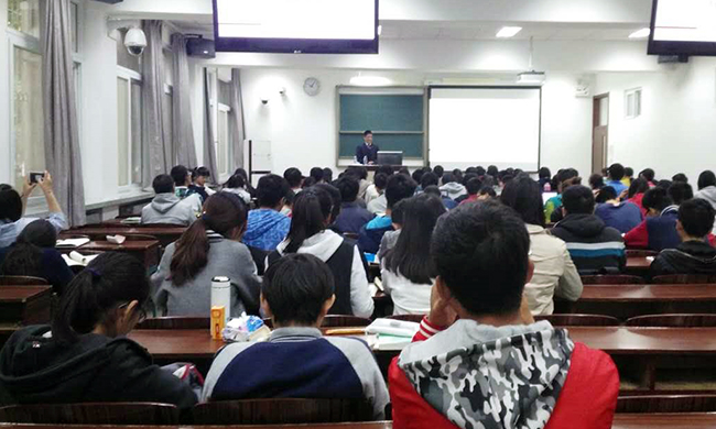 應(yīng)母校北京師范大學(xué)信息科學(xué)與技術(shù)學(xué)院邀請，北京國脈互聯(lián)信息顧問有限公司董事長楊冰之為60余位師生講了一堂“互聯(lián)網(wǎng)漫談”公開課