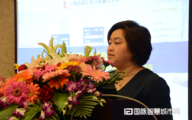 在“2015中國(guó)互聯(lián)網(wǎng)+信息社會(huì)高端論壇”上，上海市徐匯區(qū)虹梅路街道辦事處主任萬小嵐分享了徐匯區(qū)發(fā)展“互聯(lián)網(wǎng)+政務(wù)”的三大工作經(jīng)驗(yàn)。