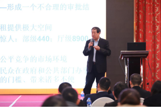 國(guó)家行政學(xué)院教授、國(guó)家信息化專(zhuān)家咨詢委員會(huì)委員汪玉凱在首屆長(zhǎng)三角營(yíng)商環(huán)境專(zhuān)題論壇上演講